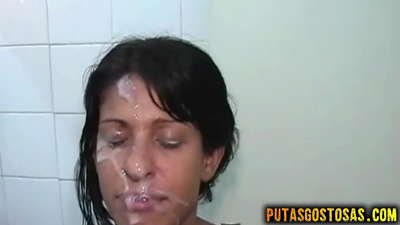 A jovem morena teve sexo oral e anal antes de ter ejaculação no seu rosto