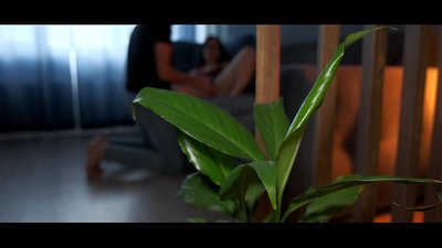 O casal adolescente apaixonado tem sexo escaldante, muito esperma no rabo.