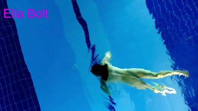 Não consigo parar de ver, jovem loira apanhada a nadar nua na piscina da estância balnear ELLA BOLT