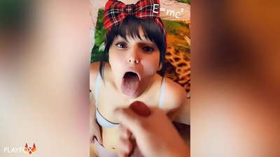 Menina de liceu recebe o seu primeiro esperma na boca de um colega de turma