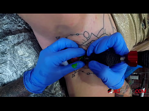 ❤️ Extremamente tatuada, a brasa Sully Savage fez uma tatuagem no seu clítoris ❤ Porno vídeo em nós ❌️